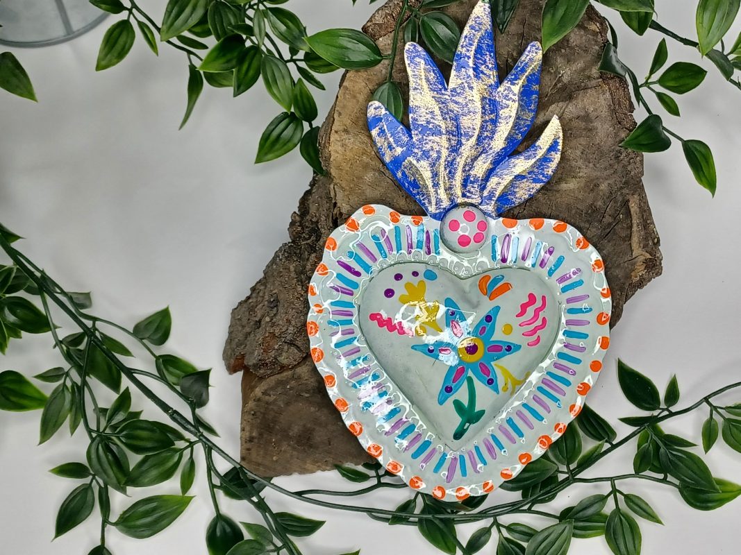 Cœur ex-voto mexicain en laiton fait main, orné de motifs floraux colorés