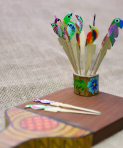 Piques apéritifs en bois peints à la main – Motifs Alebrijes mexicains