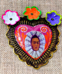 Cœur exvoto mexicain – visage féminin avec coiffe traditionnelle style Frida Kahlo