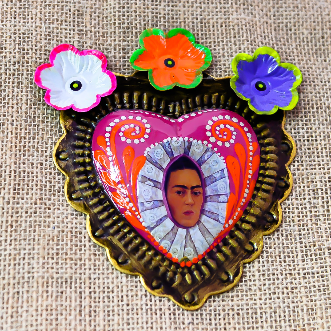 Cœur exvoto mexicain – visage féminin avec coiffe traditionnelle style Frida Kahlo