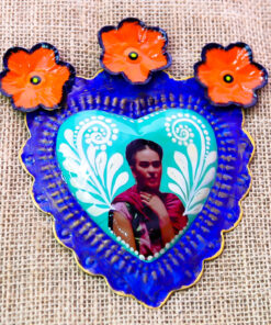 Cœur exvoto mexicain artisanal – portrait de femme forte inspirée de Frida Kahlo