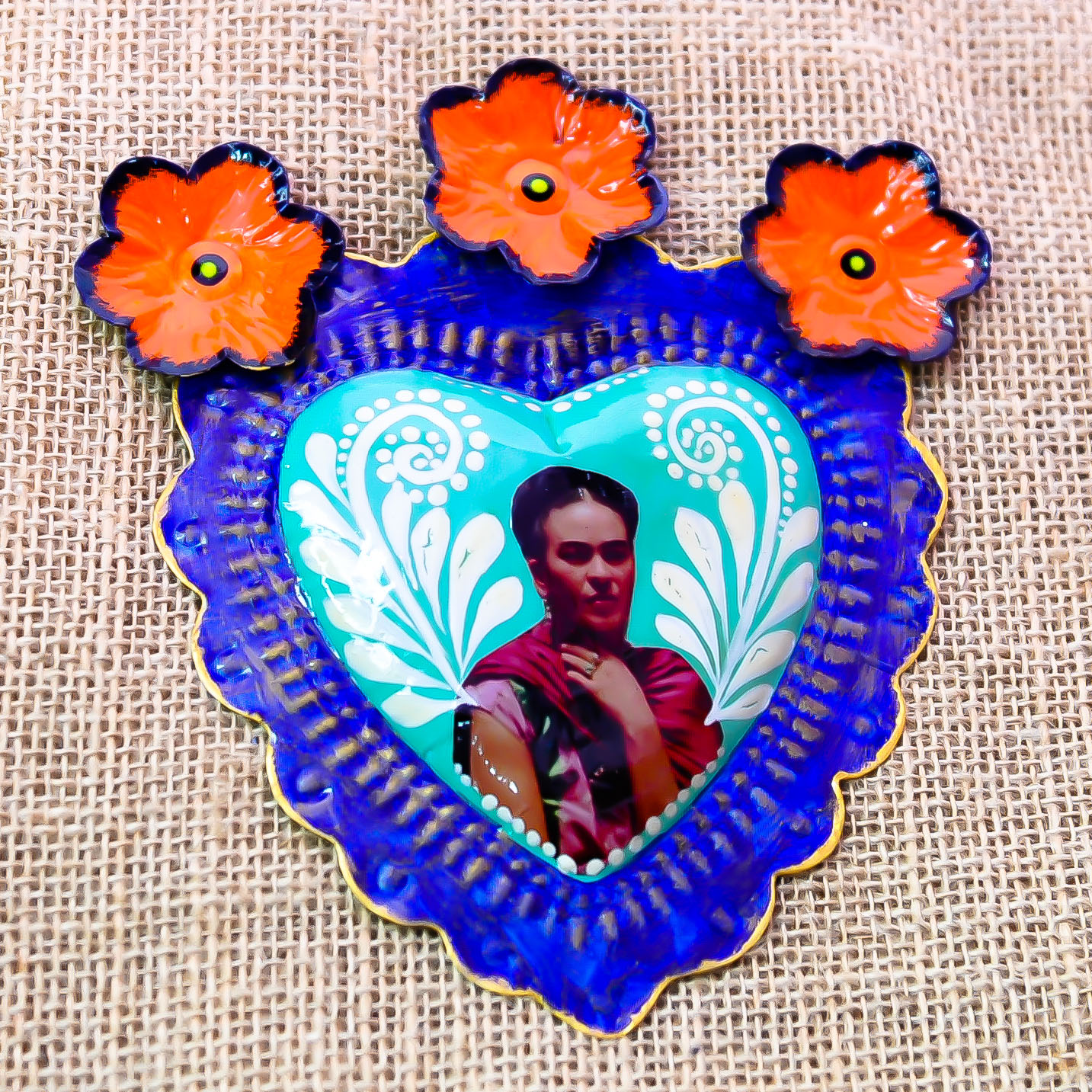 Cœur exvoto mexicain artisanal – portrait de femme forte inspirée de Frida Kahlo
