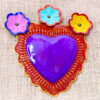 Cœur exvoto mexicain artisanal en laiton – motif violet et fleurs décoratives type Frida Kahlo