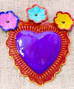 Cœur exvoto mexicain artisanal en laiton – motif violet et fleurs décoratives type Frida Kahlo