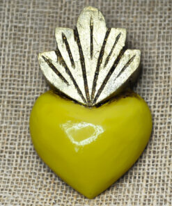 Ex-voto cœur flammes sacrées jaune en bois – artisanat mexicain
