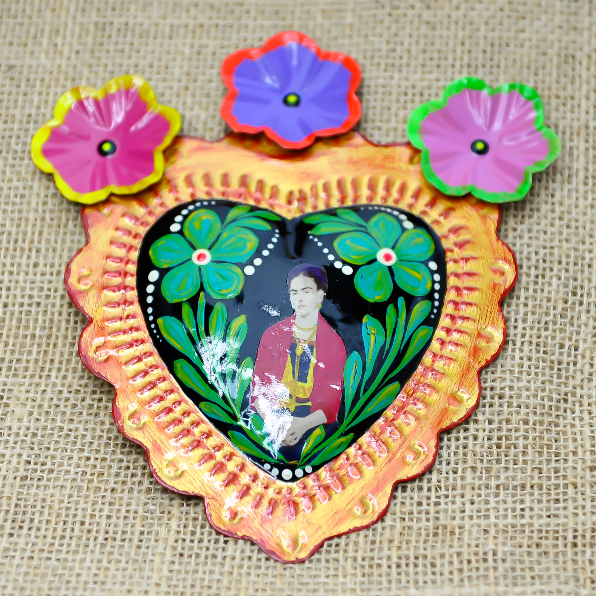 Cœur exvoto mexicain – illustration de femme en tenue traditionnelle sur fond doré inspirée de Frida Kahlo
