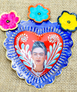 Cœur exvoto mexicain – portrait de Frida Kahlo sur fond rouge avec fleurs colorées