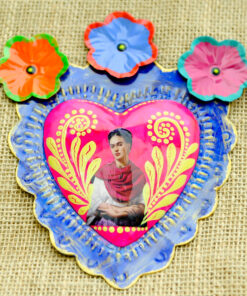 Cœur exvoto mexicain – figure féminine expressive sur fond rose avec fleurs inspirée de Frida Kahlo