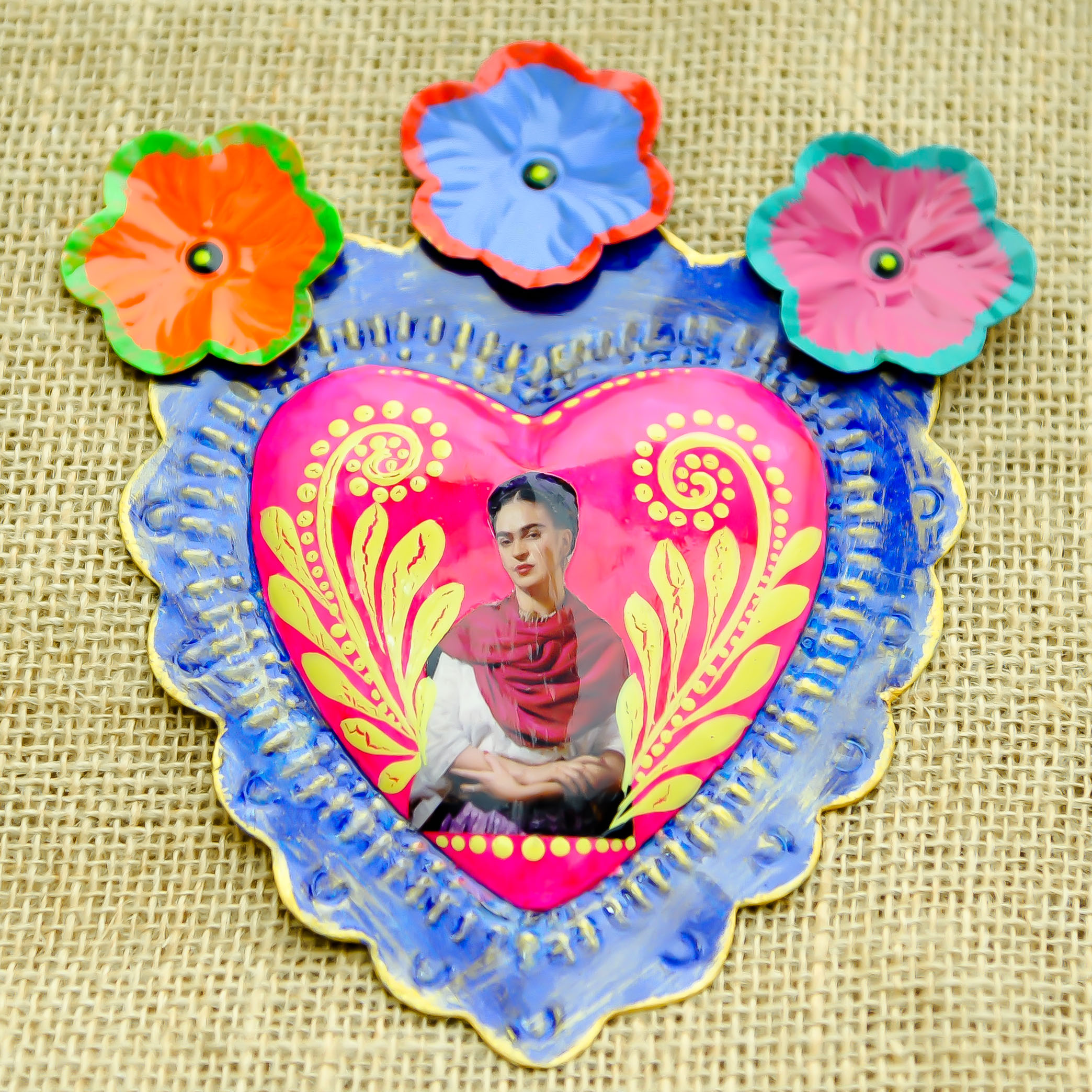 Cœur exvoto mexicain – figure féminine expressive sur fond rose avec fleurs inspirée de Frida Kahlo