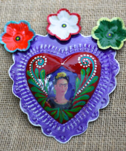 Cœur exvoto mexicain artisanal – femme mexicaine sur fond violet orné de fleurs style Frida Kahlo
