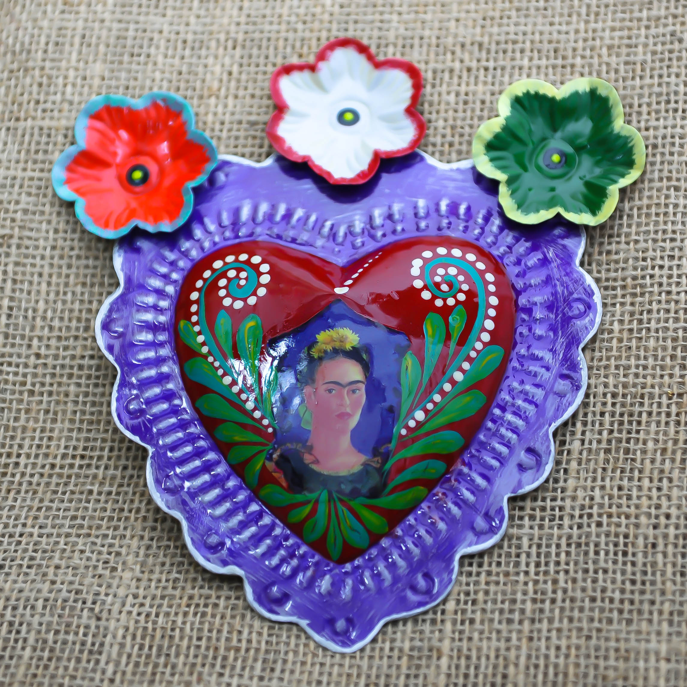 Cœur exvoto mexicain artisanal – femme mexicaine sur fond violet orné de fleurs style Frida Kahlo
