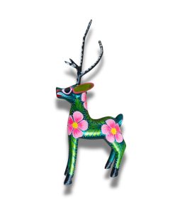 Cerf alebrije mexicain décoré avec des motives floraux