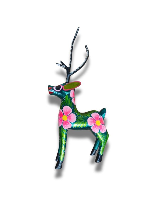 Cerf alebrije mexicain décoré avec des motives floraux