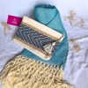 Coffret cadeau comprenant un châle Rebozo bleu turquoise et une trousse artisanale assortie avec pompon.