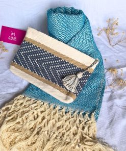 Coffret cadeau comprenant un châle Rebozo bleu turquoise et une trousse artisanale assortie avec pompon.