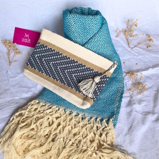 Coffret cadeau comprenant un châle Rebozo bleu turquoise et une trousse artisanale assortie avec pompon.